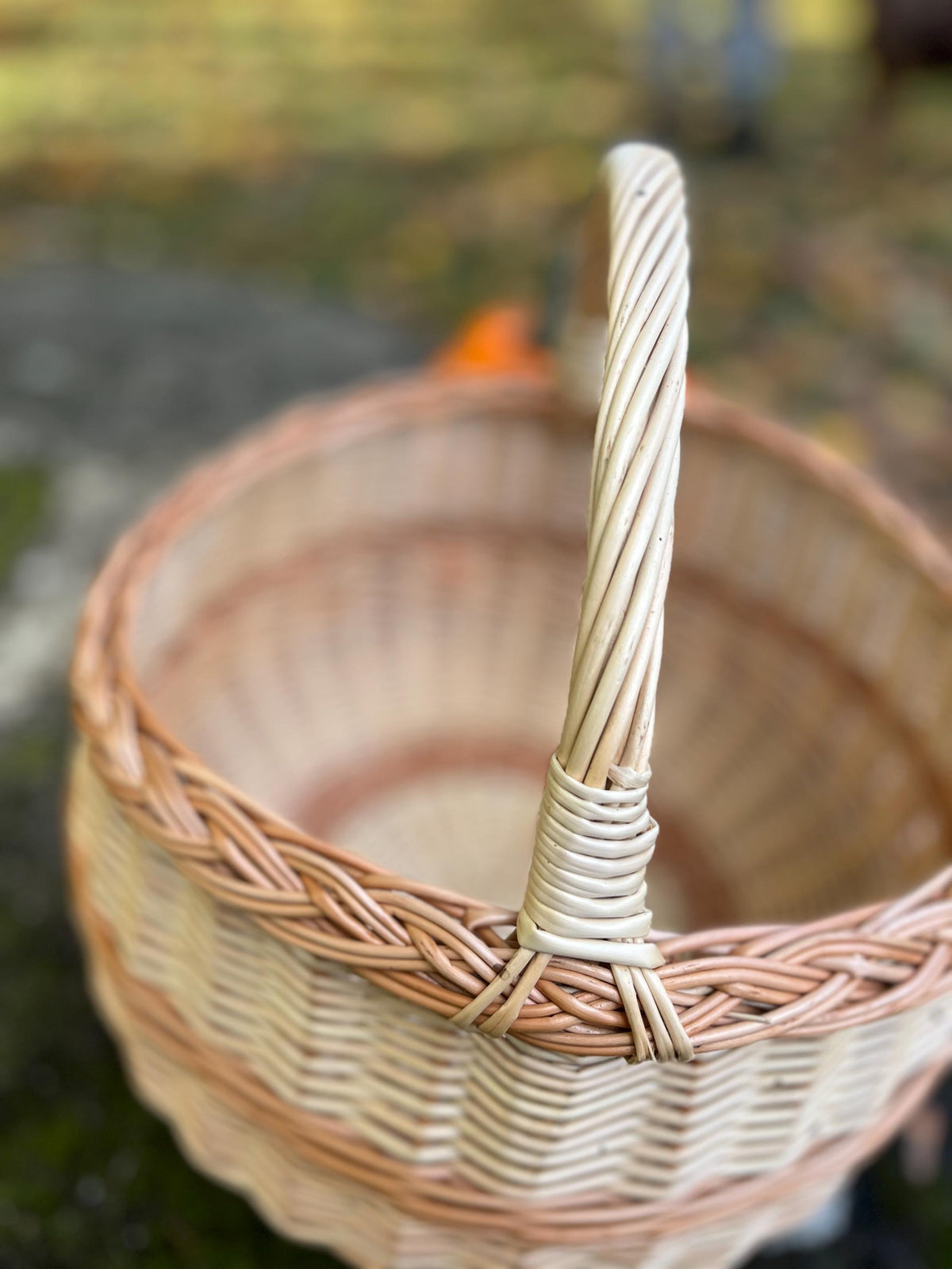 NaturelyWoven Handmade Round Willow Foraging Basket with Handle