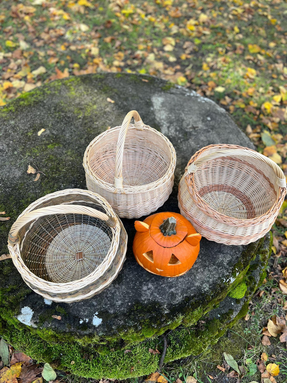 NaturelyWoven Handmade Round Willow Foraging Basket with Handle