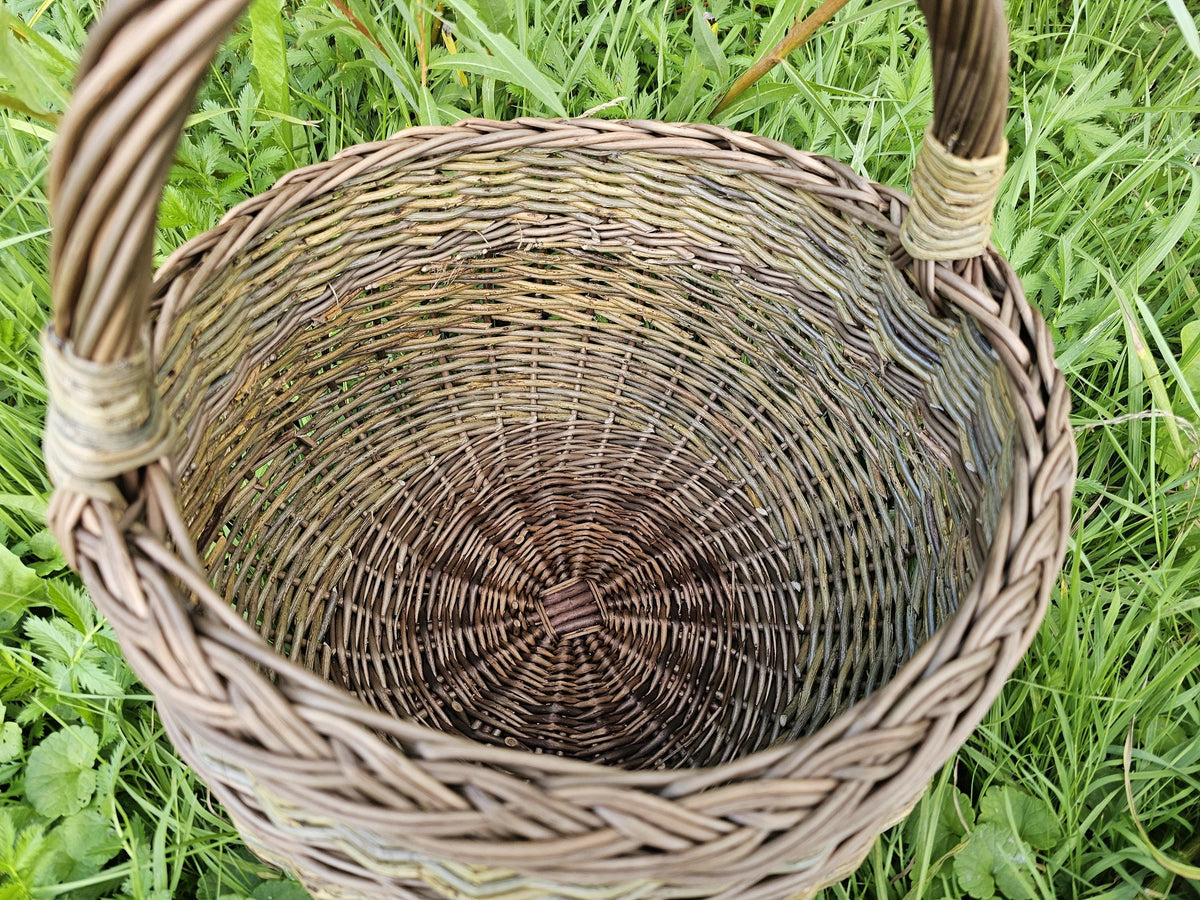 NaturelyWoven Handmade Round Willow Foraging Basket with Handle