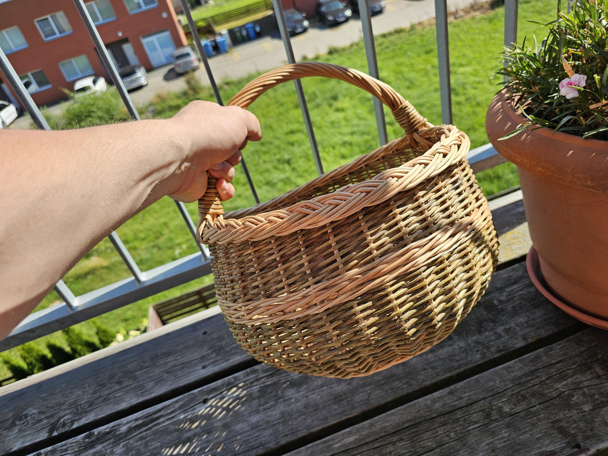 NaturelyWoven Handmade Round Willow Foraging Basket with Handle