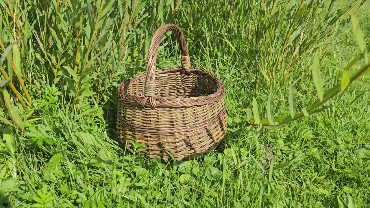 NaturelyWoven Handmade Round Willow Foraging Basket with Handle